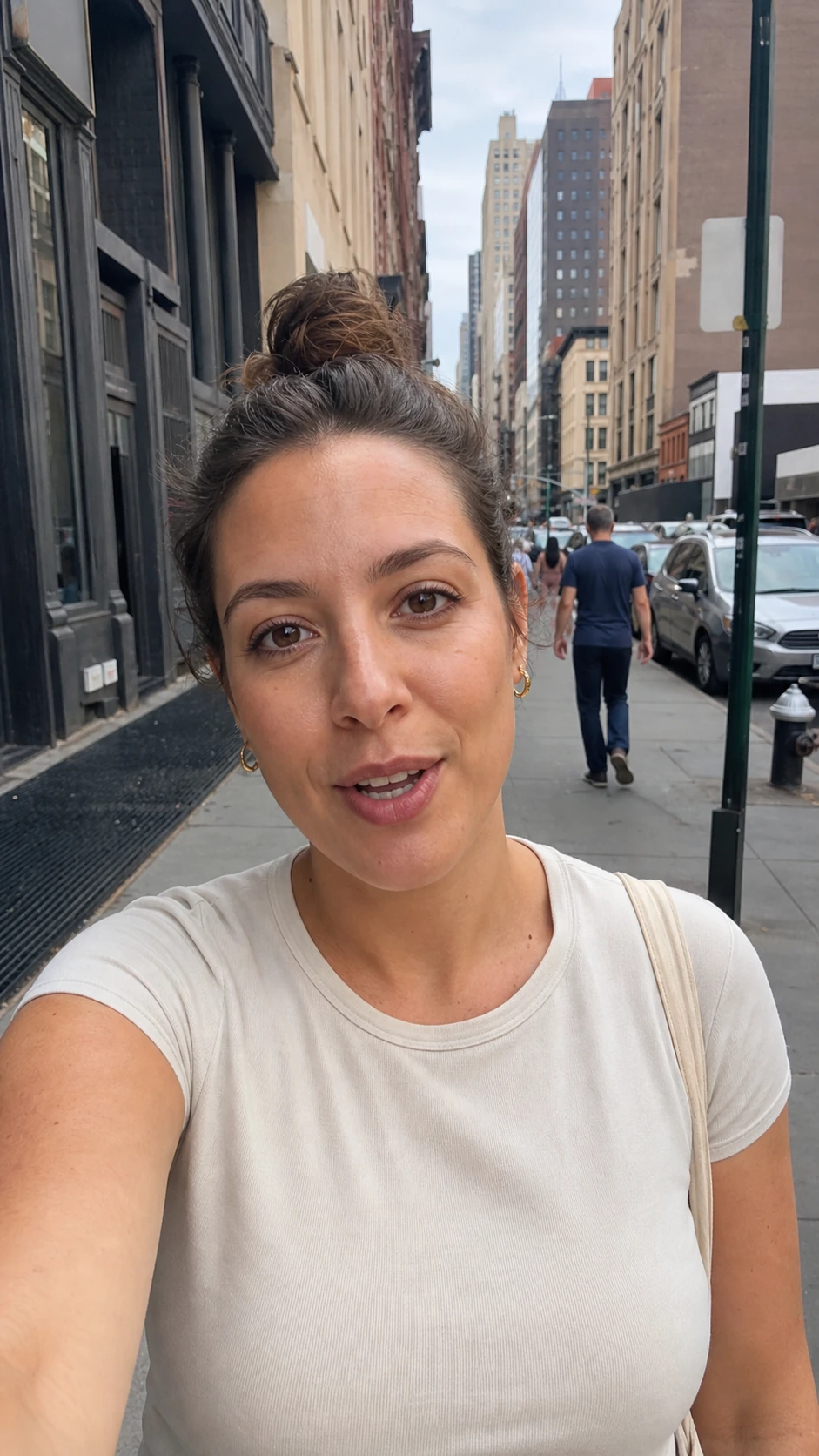 Femme marchant dans la rue pendant un témoignage UGC